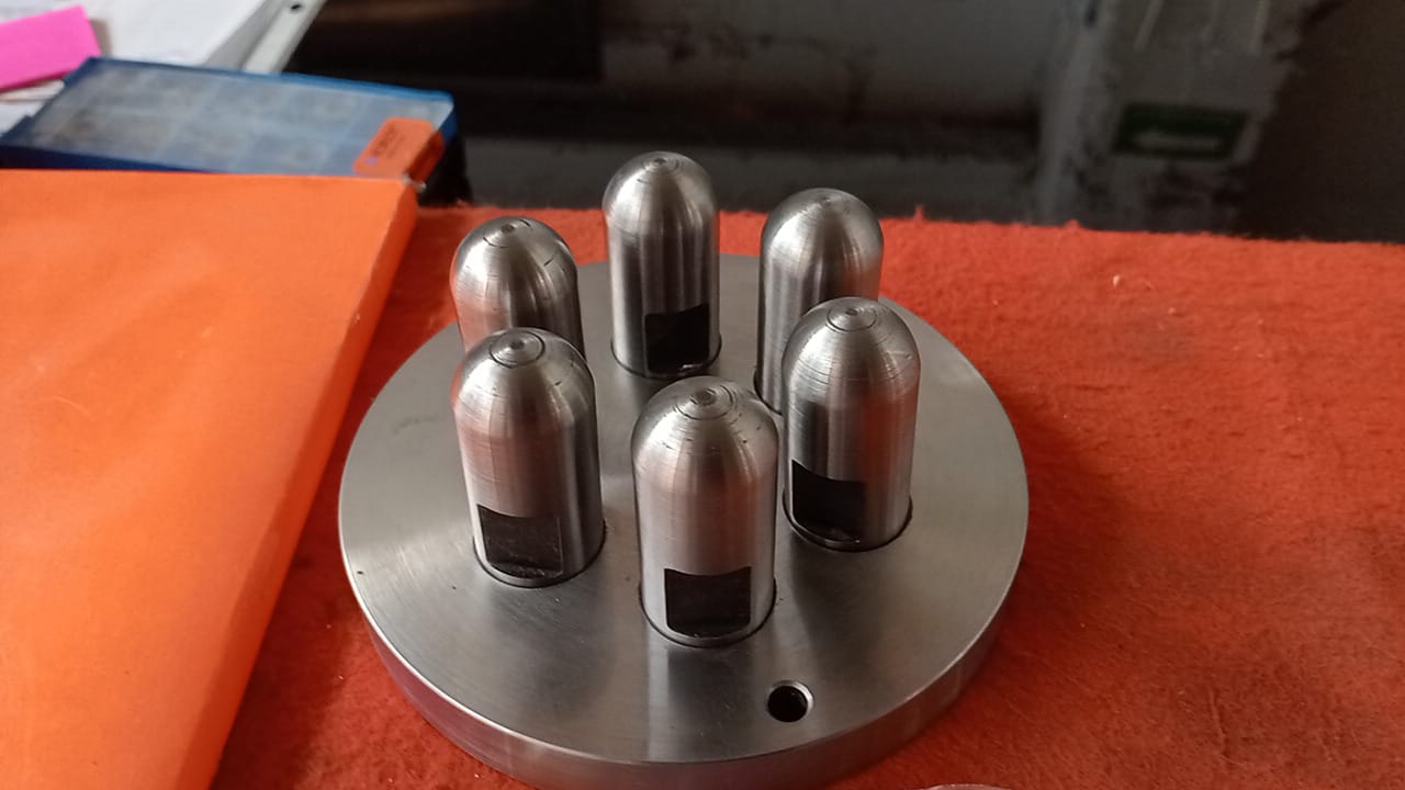 Soporte con punzones torneados