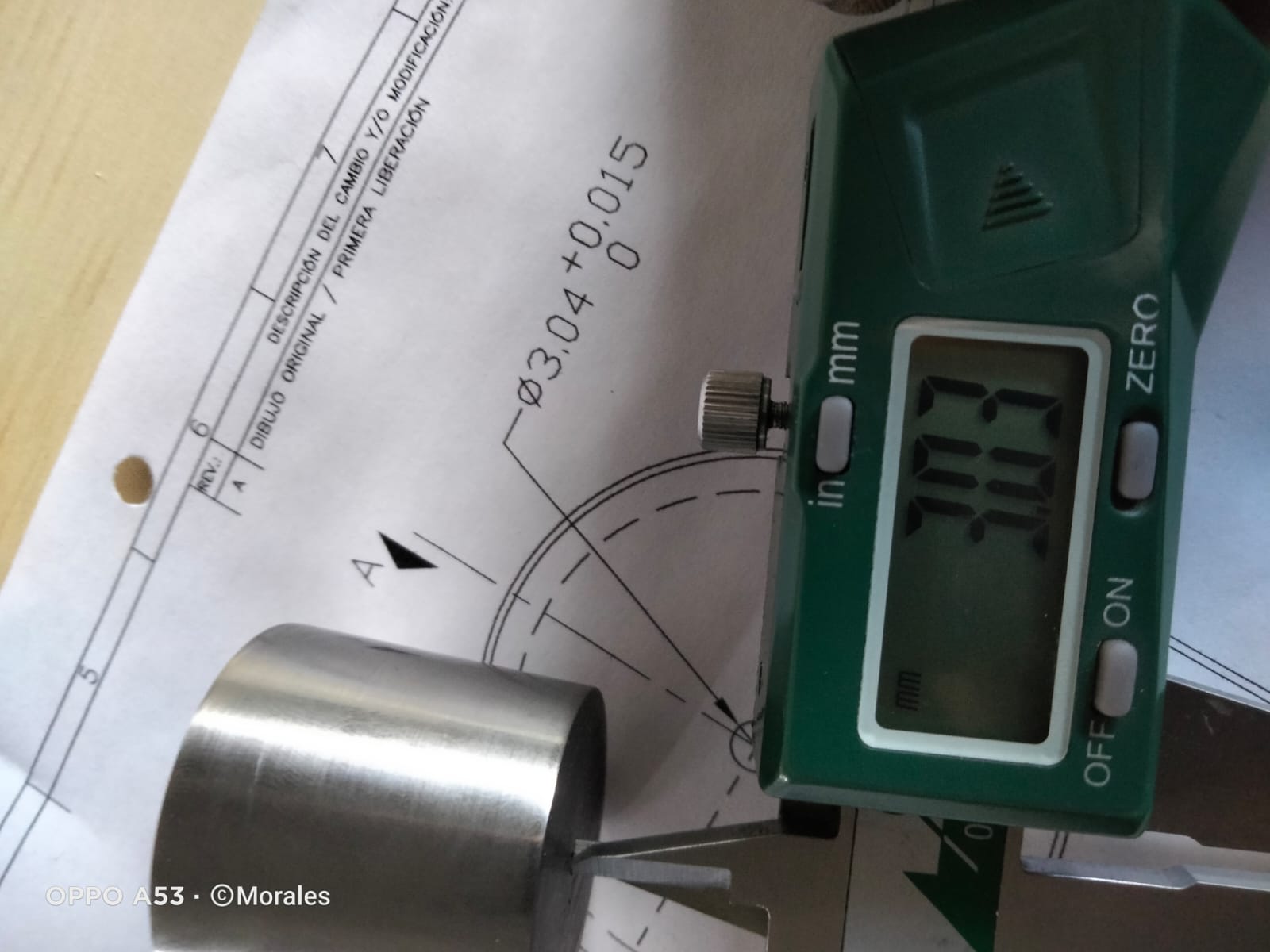Probeta sobre plano con calibrador digital